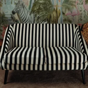 Sofá vintage tapizado en suave terciopelo, dimensiones cm. 132x79xh.79