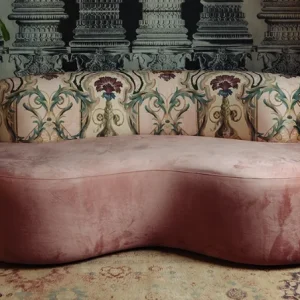 Canapé vintage recouvert de velours doux, dimensions cm. 180x80xh.80